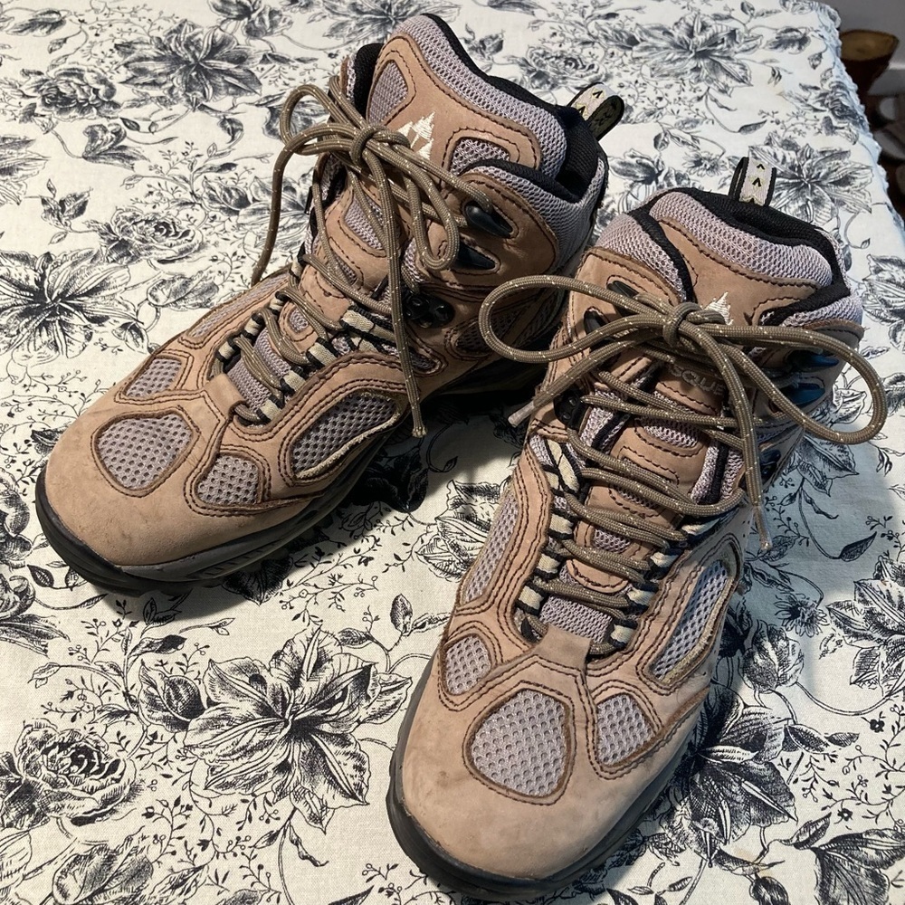 VASQUE Sz 9.5  Leather Gore-Tex Vibram Soles Hiking Boots